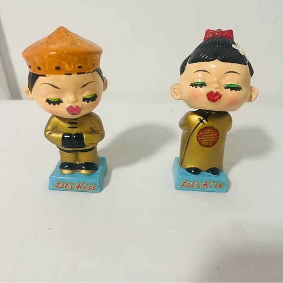 Vintage Let's Kiss Magnetic Kissing Bobblehead Coin Bank Dolls Ceramic - Picture 1 of 7